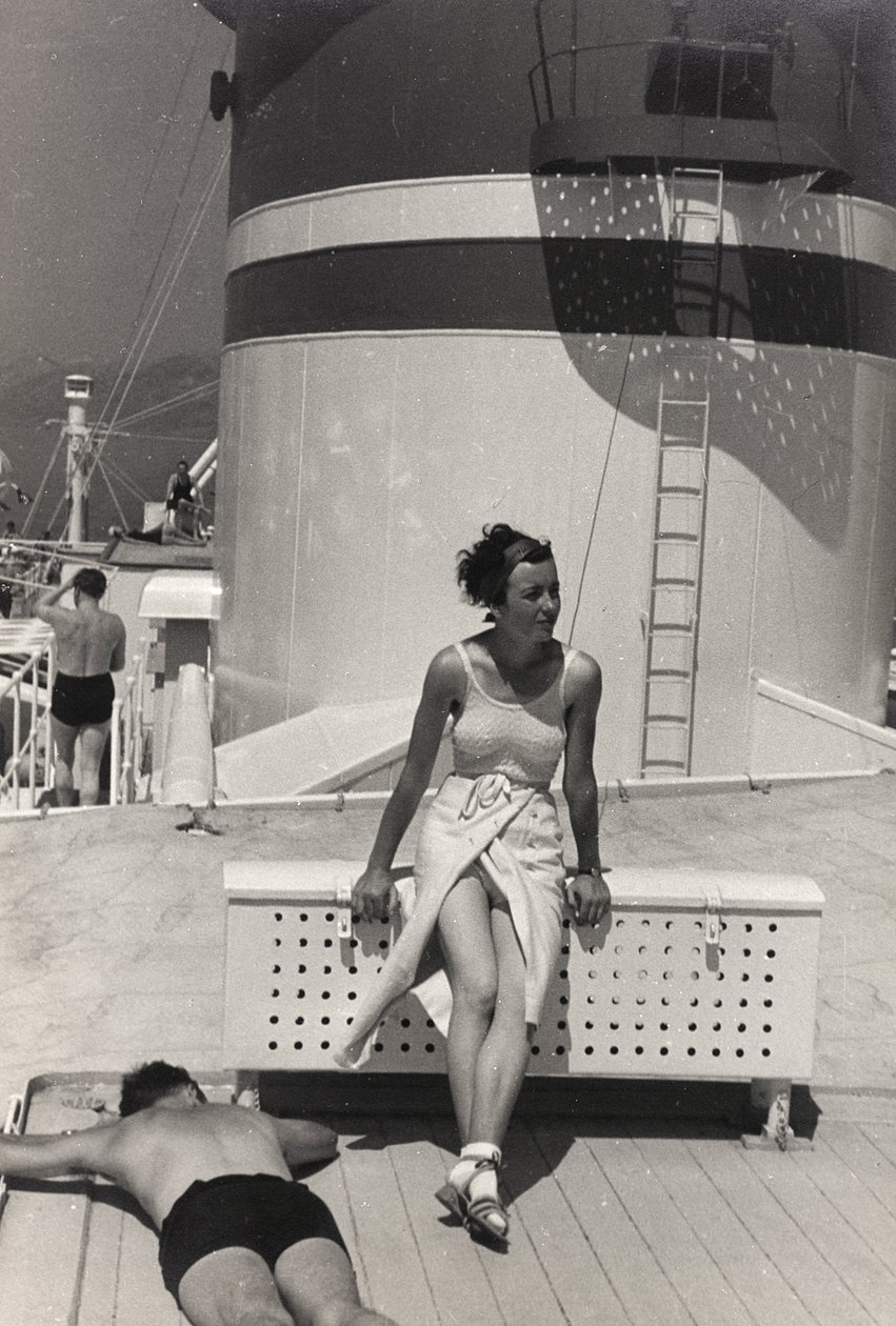 Egy pár az "Oceania" tengerjáró hajó fedélzetén, az "At the Edge of Oceania 28th July to 10th August 1935" albumból. alkotó: Vincenzo Balocchi