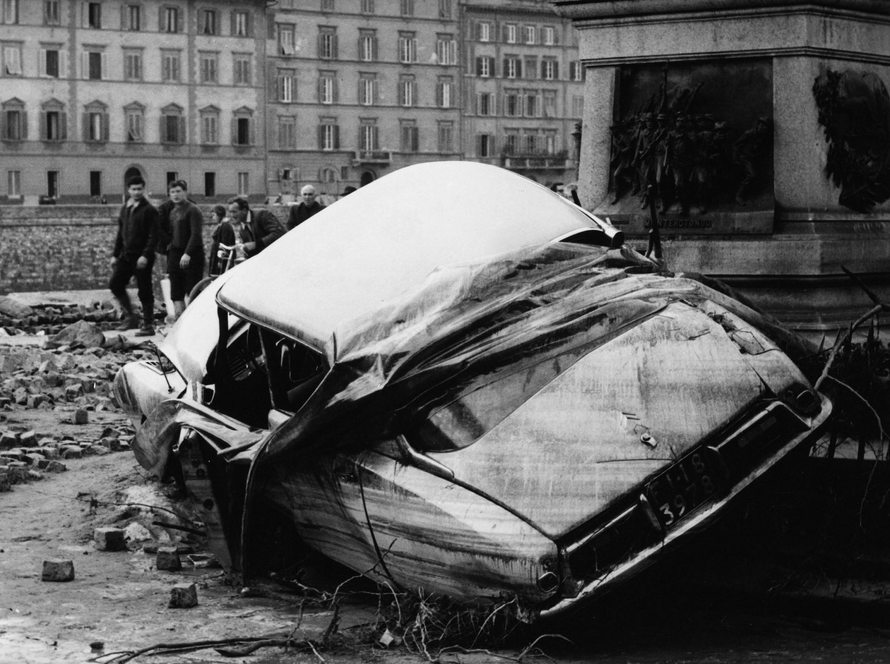 Citroen DS egy emlékműhöz vágva a firenzei árvíz idején, 1966 novembere (fekete-fehér fotó) alkotó: Vincenzo Balocchi