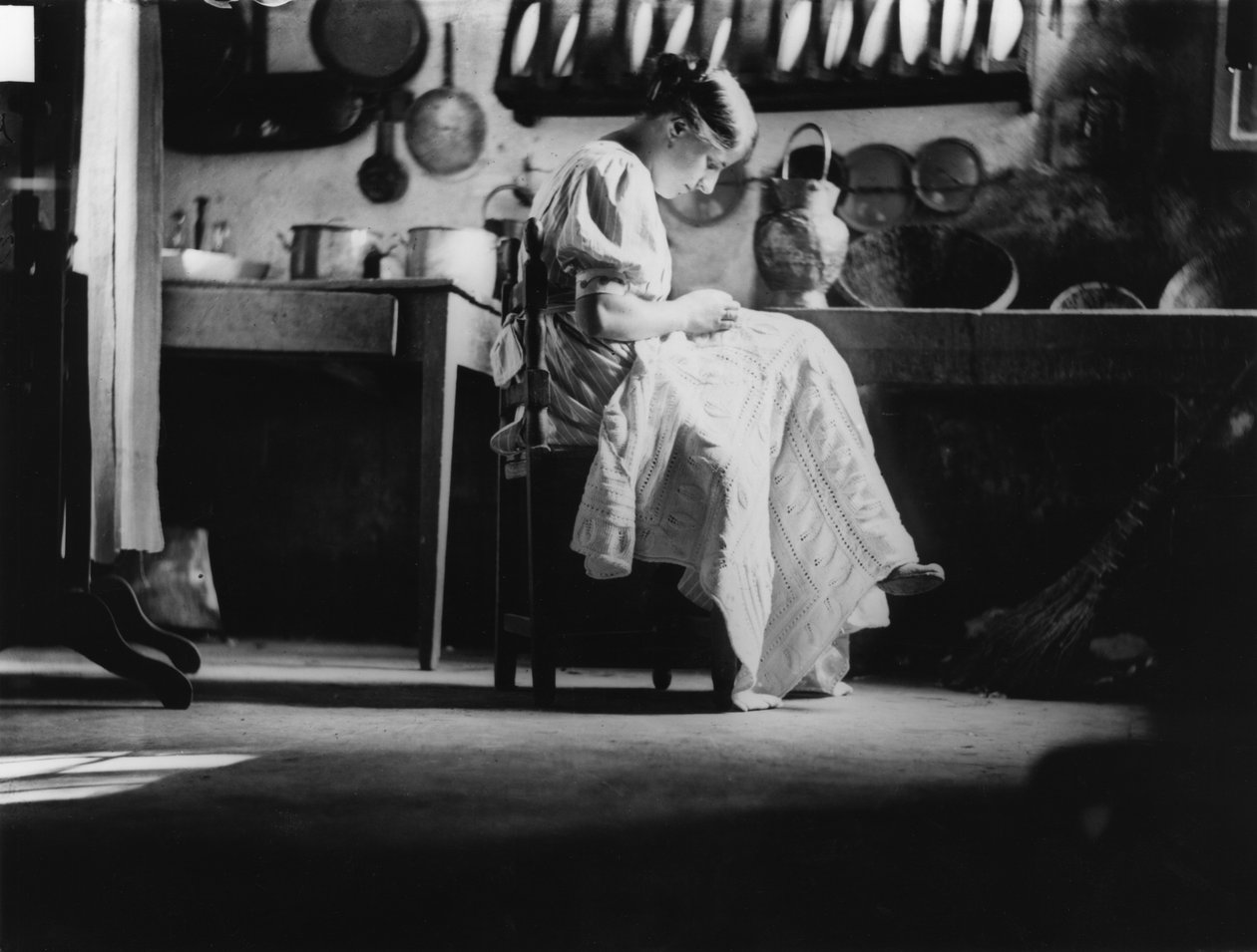 Lány vásznat varr a hozományához, 1916 körül (fekete-fehér fotó) alkotó: Vincenzo Balocchi
