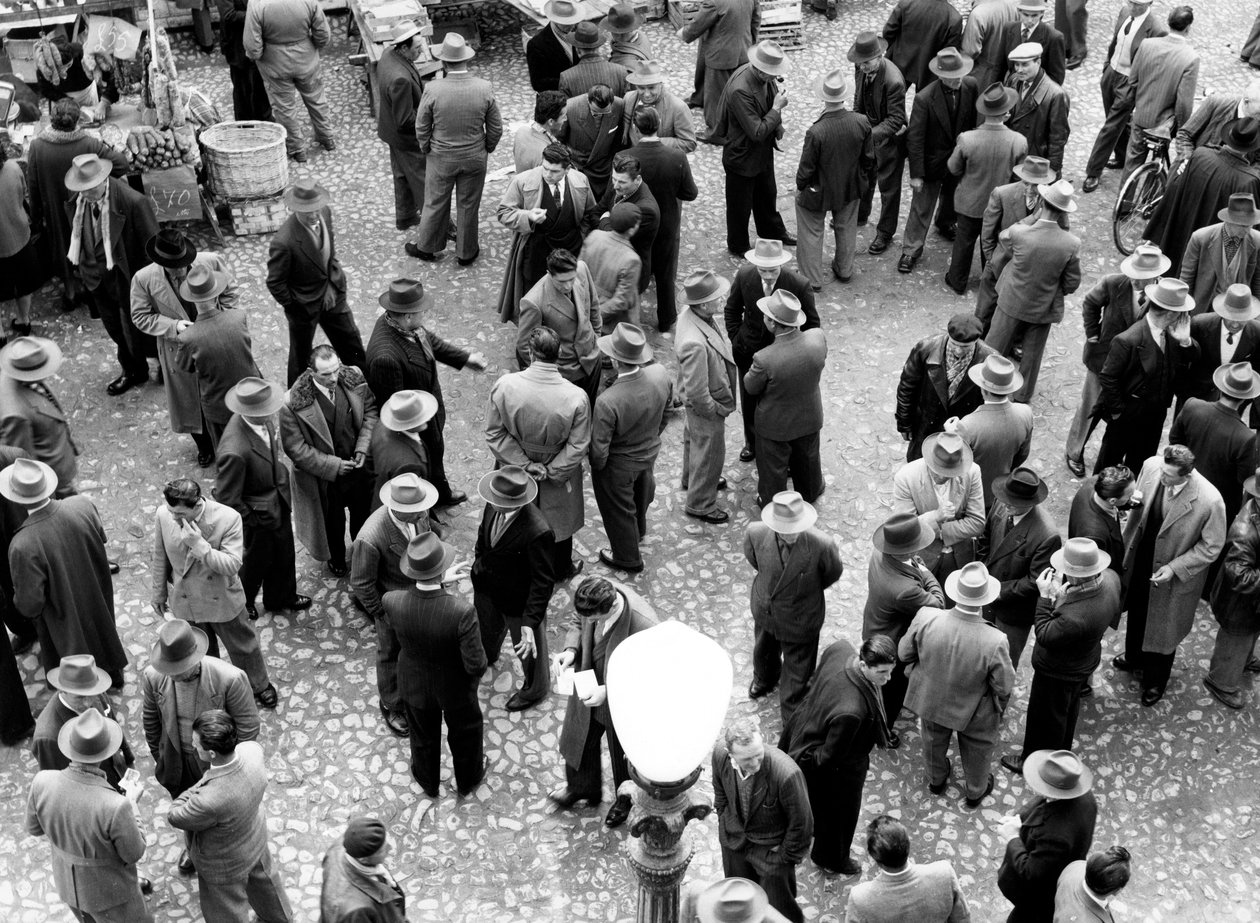 Férfiak beszélgető csoportja, Olaszország, 1960 körül (zselatinos ezüstnyomat) alkotó: Vincenzo Balocchi
