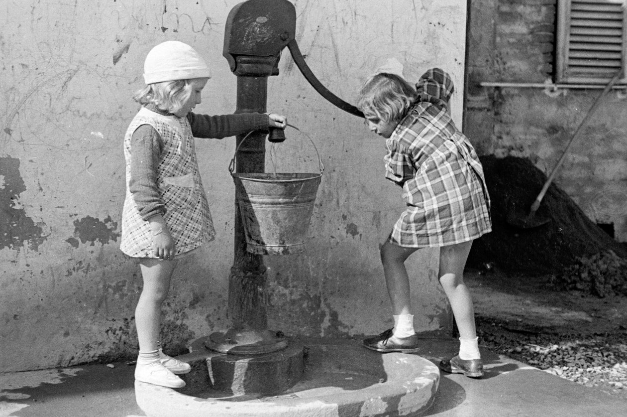 Kislányok vödröt töltenek vízzel, 1939. május 9. (fekete-fehér fotó) alkotó: Vincenzo Balocchi
