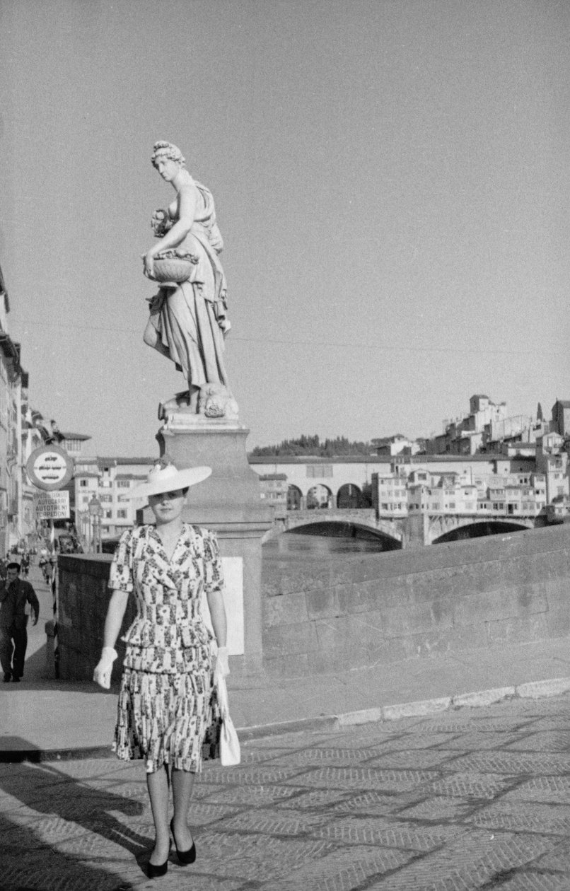 Modell pózol a Santa Trinita hídon Firenzében egy fotózáson, 1941. június 2-3. (fekete-fehér fotó) alkotó: Vincenzo Balocchi
