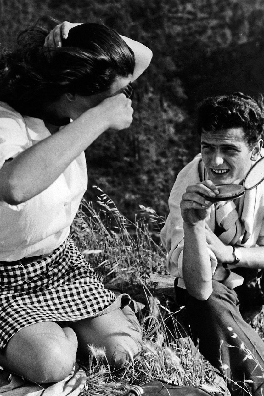 Pár portréja a réten, 1970 körül (fekete-fehér fotó) alkotó: Vincenzo Balocchi