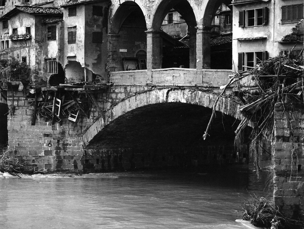 A Ponte Vecchio félig elpusztult a firenzei árvíz után alkotó: Vincenzo Balocchi