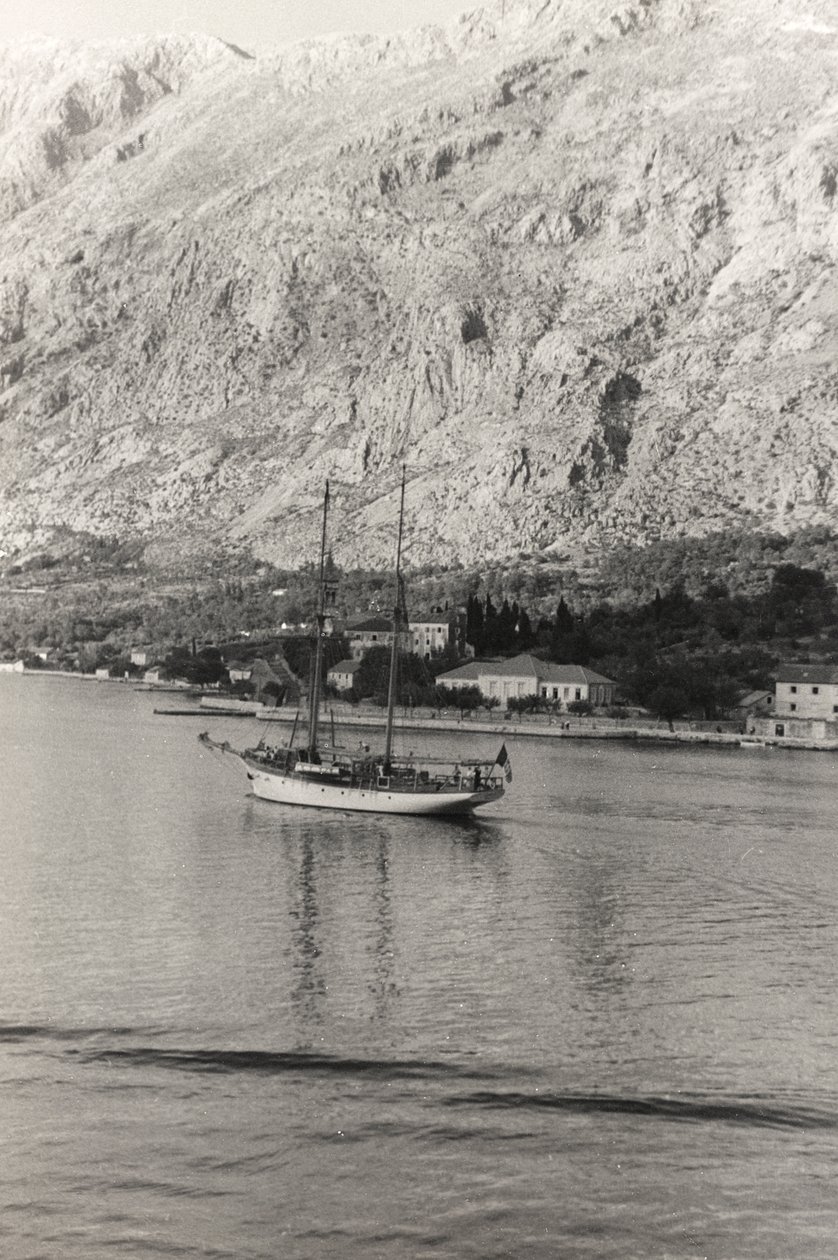 Az Aosta herceg vitorlás hajója a horvátországi Kotor partjainál, a "Korfu, Athén és a Kotori-öböl" albumból. alkotó: Vincenzo Balocchi