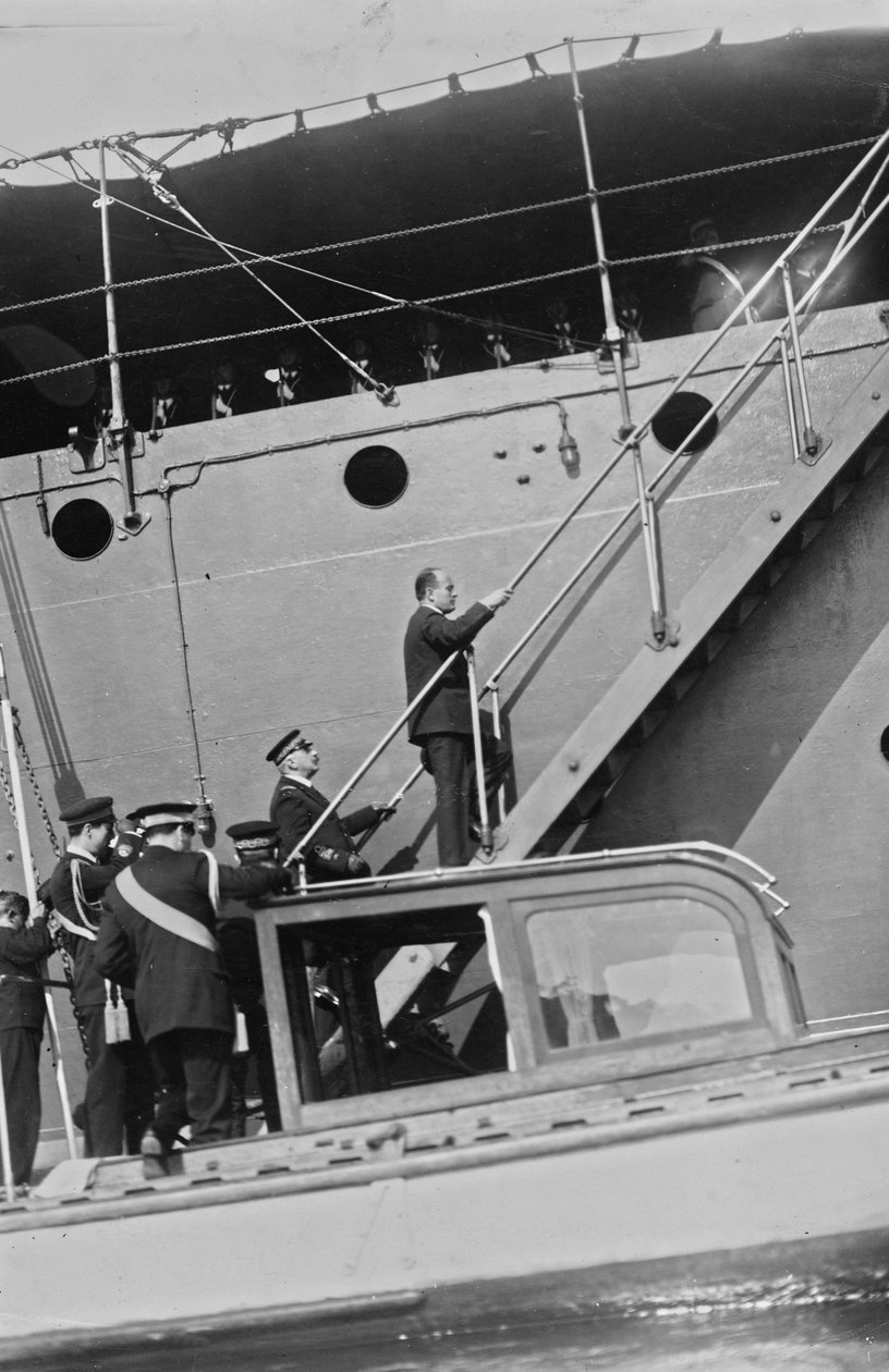 "Duce" album: Benito Mussolini civilben a Real Ferruccio hajó létráján Gaeta kikötőjében (f/w fotó) alkotó: Vincenzo Pignatiello