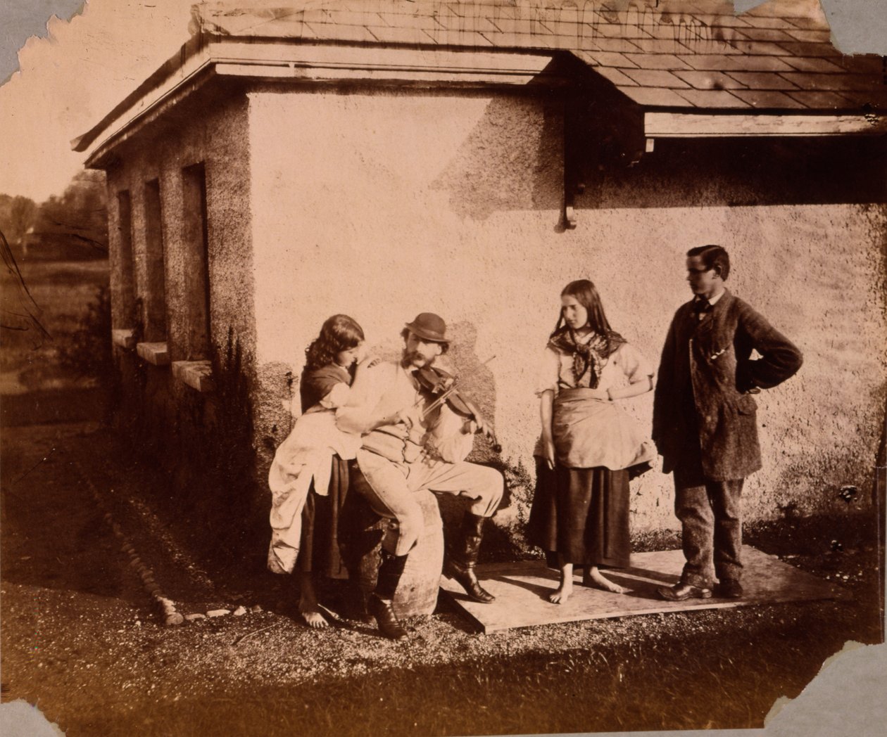 Gyerekek hallgatják a hegedülő férfit, 1859-61 körüli évek alkotó: Viscountess Hawarden