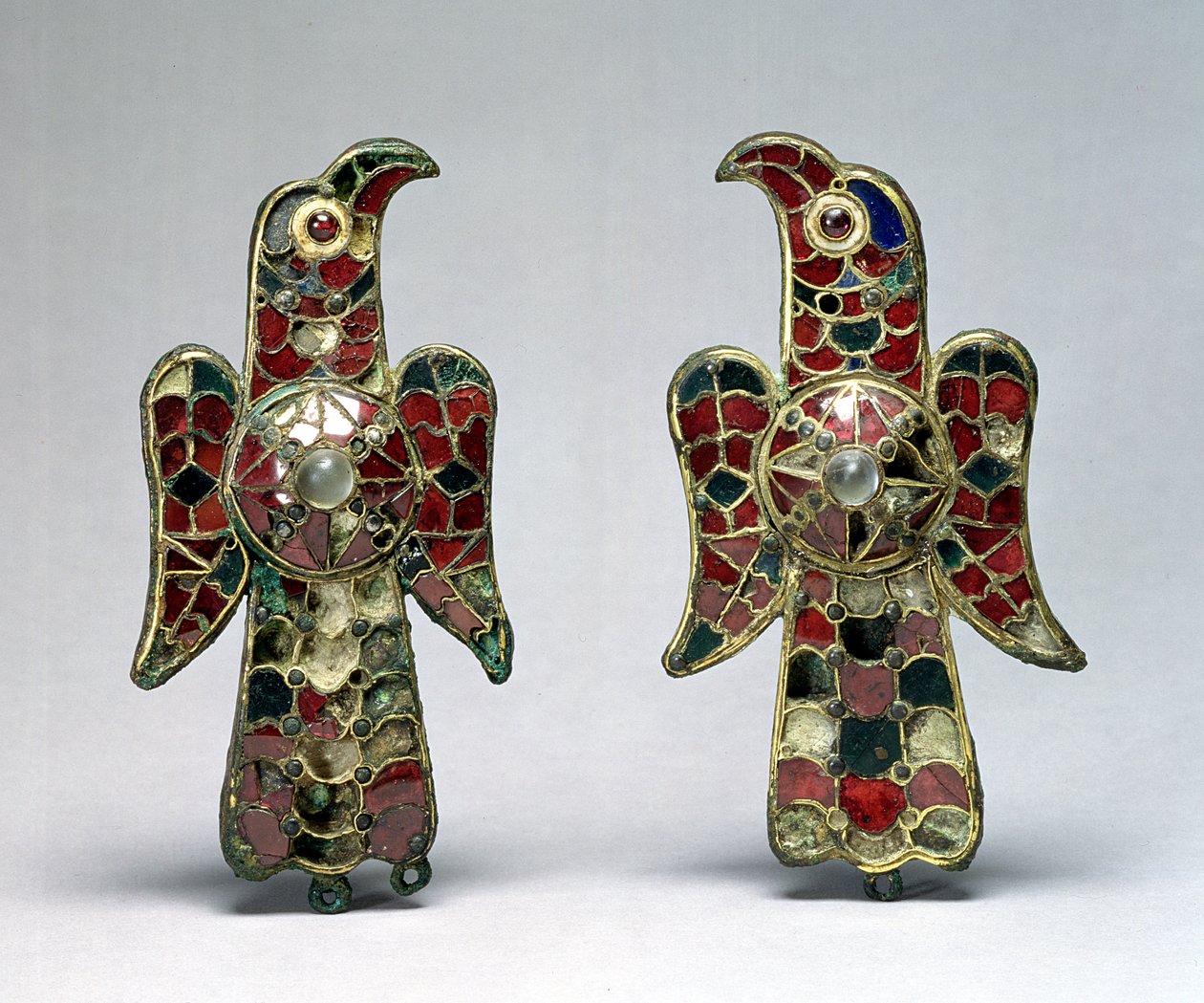 Két sas alakú fibulát fedeztek fel egy temetőben, Badajoz tartományban, Spanyolországban, 6. század (aranyozott bronz, gránátok és hegyikristály) alkotó: Visigothic