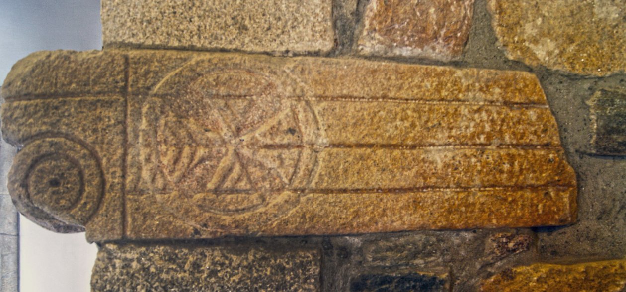 Visigótikus faragványok a São Pedro de Balsemão-kápolnában, Sé, Lamego, Portugália 599 körül (gránit) alkotó: Visigothic