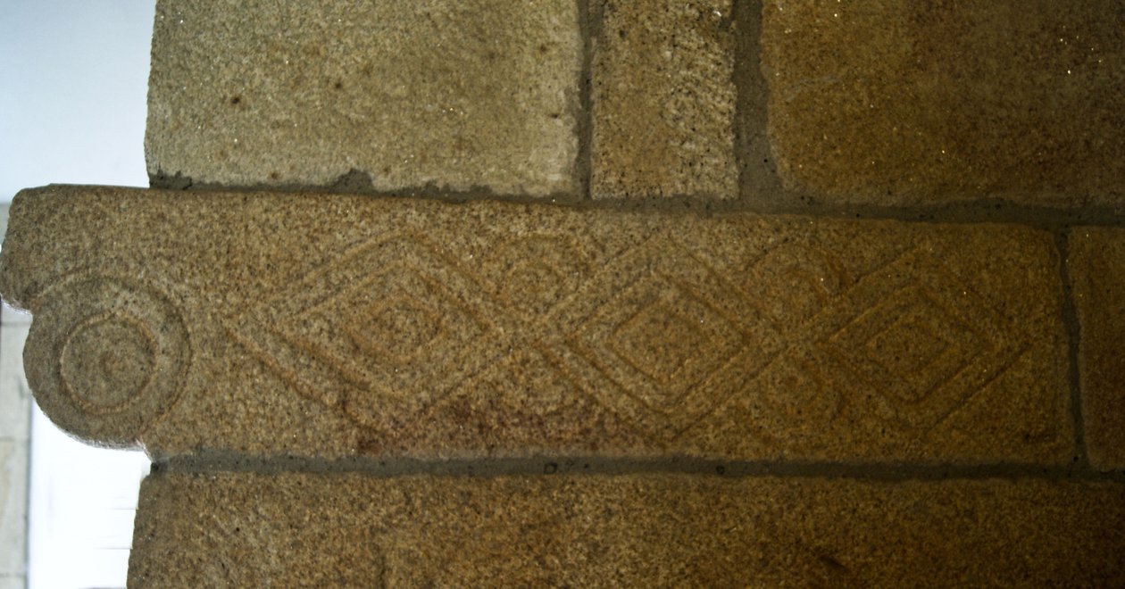 Visigótikus faragványok a São Pedro de Balsemão-kápolnában, Sé, Lamego, Portugália 599 körül (gránit) alkotó: Visigothic