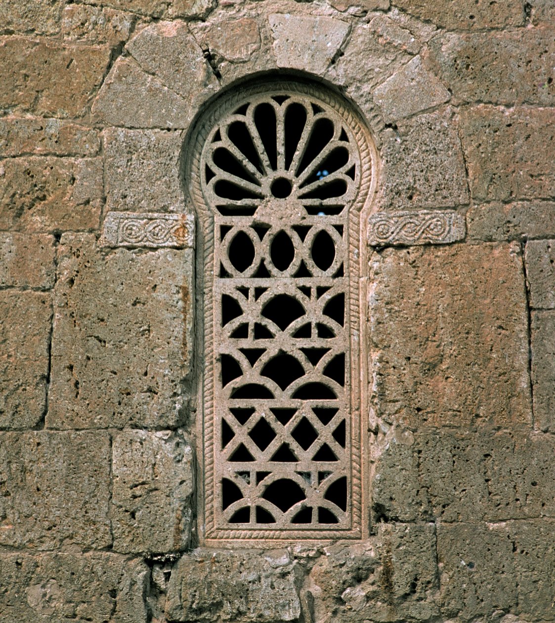 Áttört ablak, a 661-ben épült San Juan Bautista-bazilikából alkotó: Visigothic
