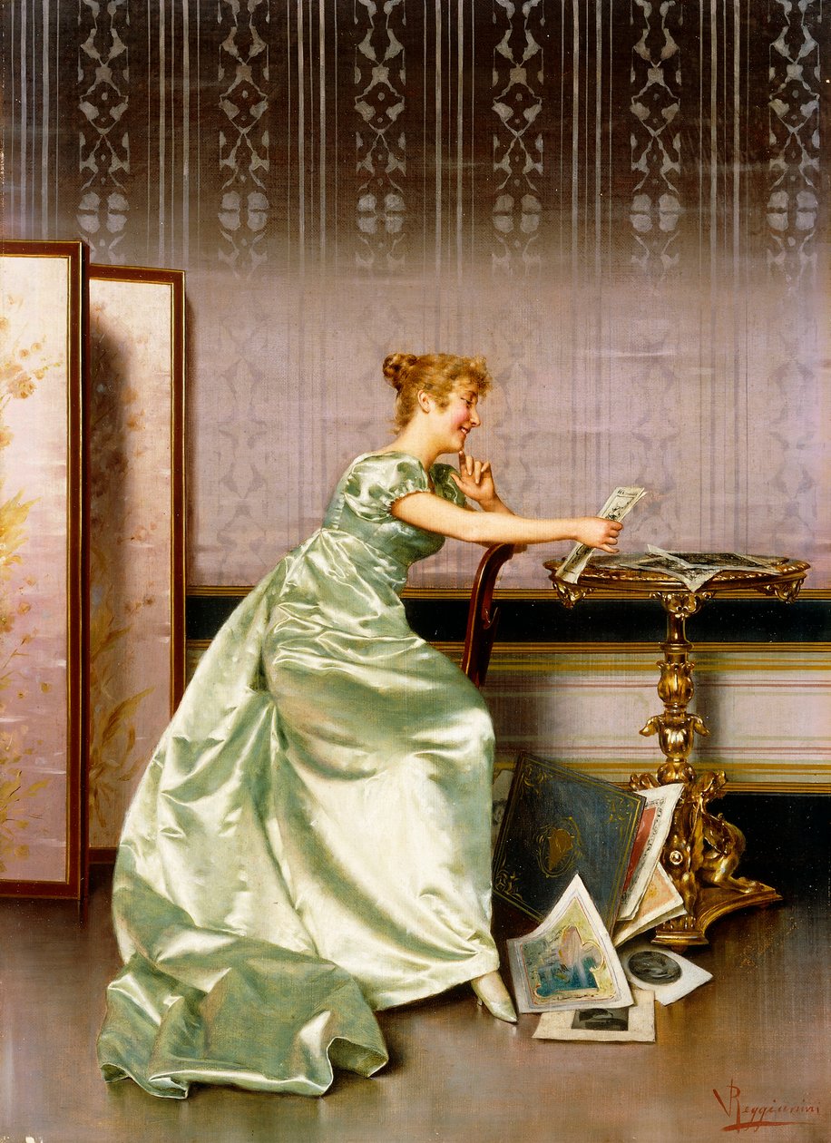 Elegáns hölgy, aki megcsodálja a nyomatportfóliót alkotó: Vittorio Reggianini