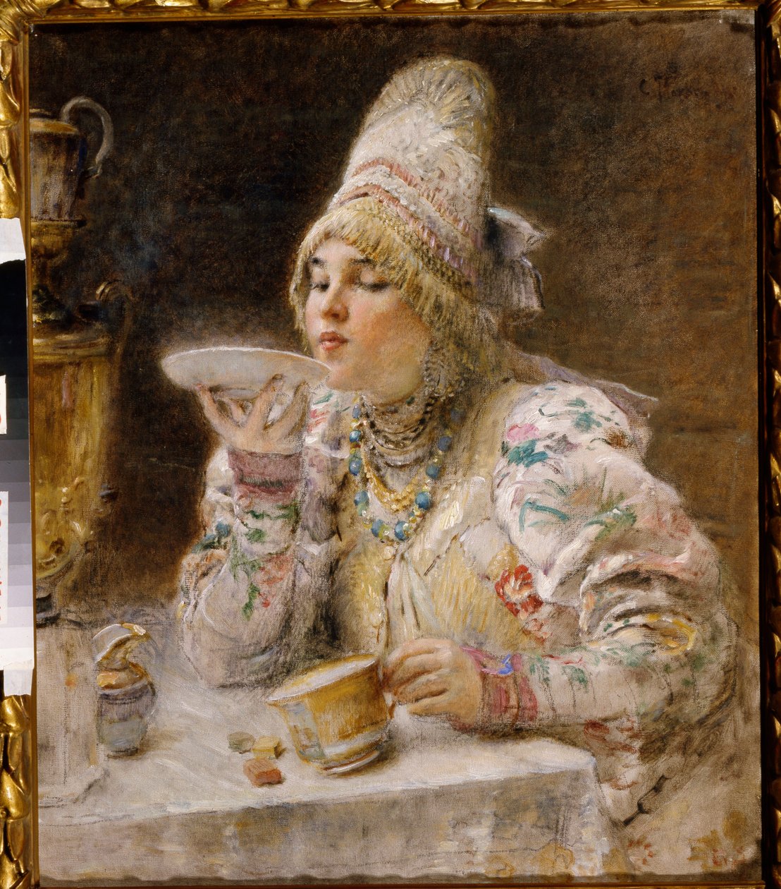 Tea idő. (Egy bojár nő (boiard, boiar), a Moszkvai Hercegség hagyományos ruhájában és fejdíszében ül egy szamovár mellett, és issza a teát, amit a csésze csészealjjába töltött). Konsztantyin Jegorovics Makovszkij festménye (Constantin Mako alkotó: Vladimir Egorovic Makovsky