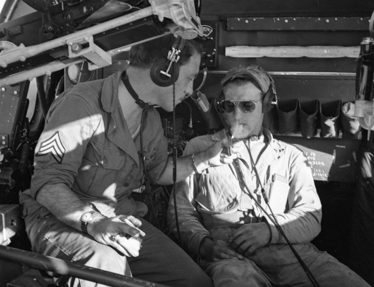 A hadsereg légierejének legénysége egy B-17-es repülőgépen cigarettázik a második világháborús MacDill Field-i kiképzés során. alkotó: Volkmar Wentzel