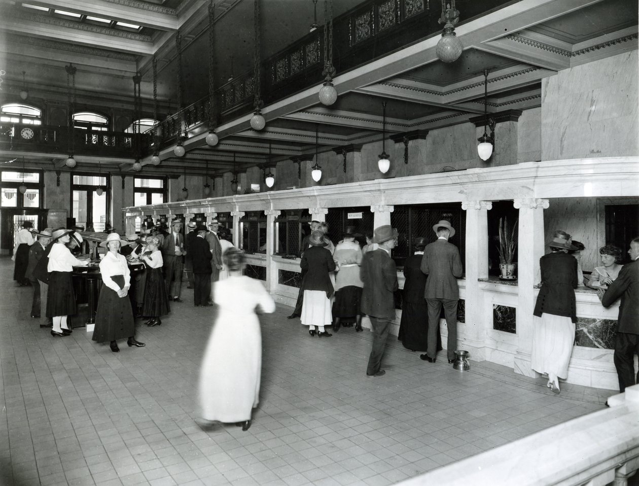A Mercantile Trust Company előcsarnokának és pénztárablakainak belső nézete alkotó: W. C. Persons