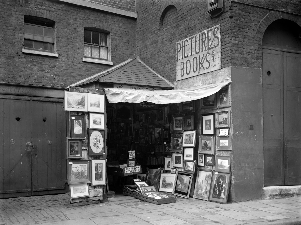 Bekeretezett képek egy használt könyv- és képbolt előtt, London, 1933. alkotó: WA Clark