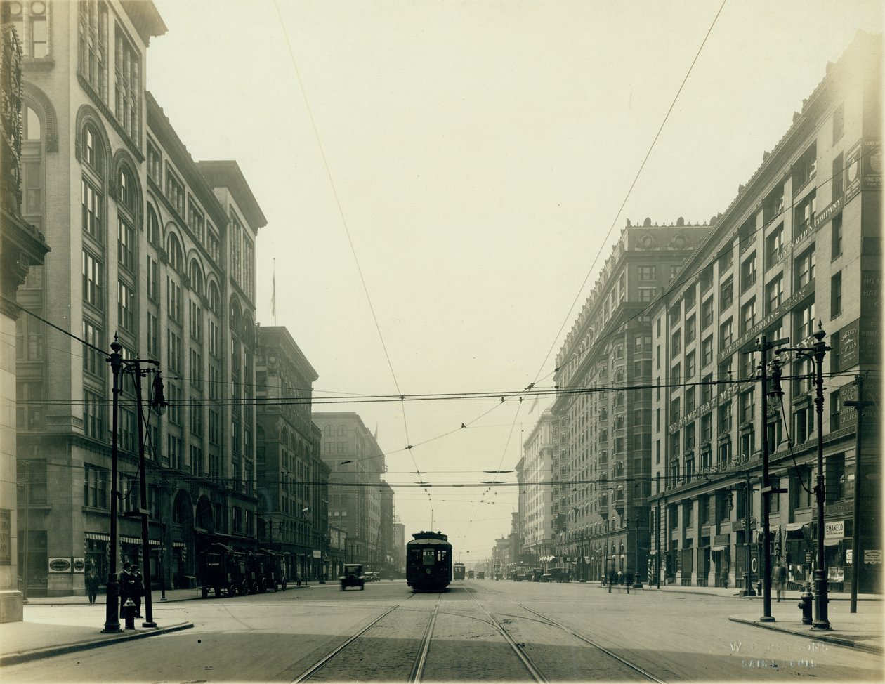 A tizenkettedik utca és a Washington Avenue délre néz. alkotó: W.C. Persons