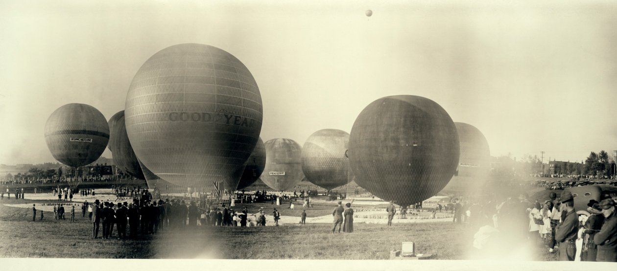 Hőlégballonok egy pályán Dél -St. Louis -ban, indulásra készen; az egyik már az égen a távolban alkotó: W.C. Persons