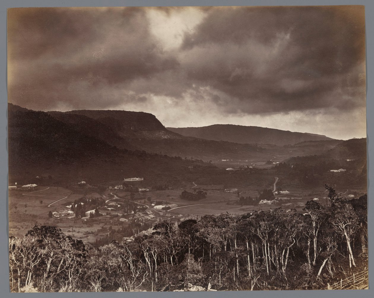 Nuwara Eliya kilátása az Oliphant Estate-ről, Ceylonból alkotó: W.L.H. Skeen and Co.