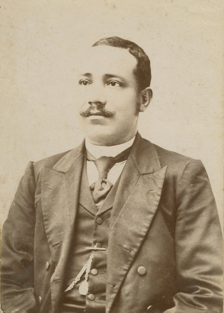 Fénykép egy sötét színű öltönyt viselő férfiról, mellényében zsebórával, 1886-1900. alkotó: W. M. Hubbard