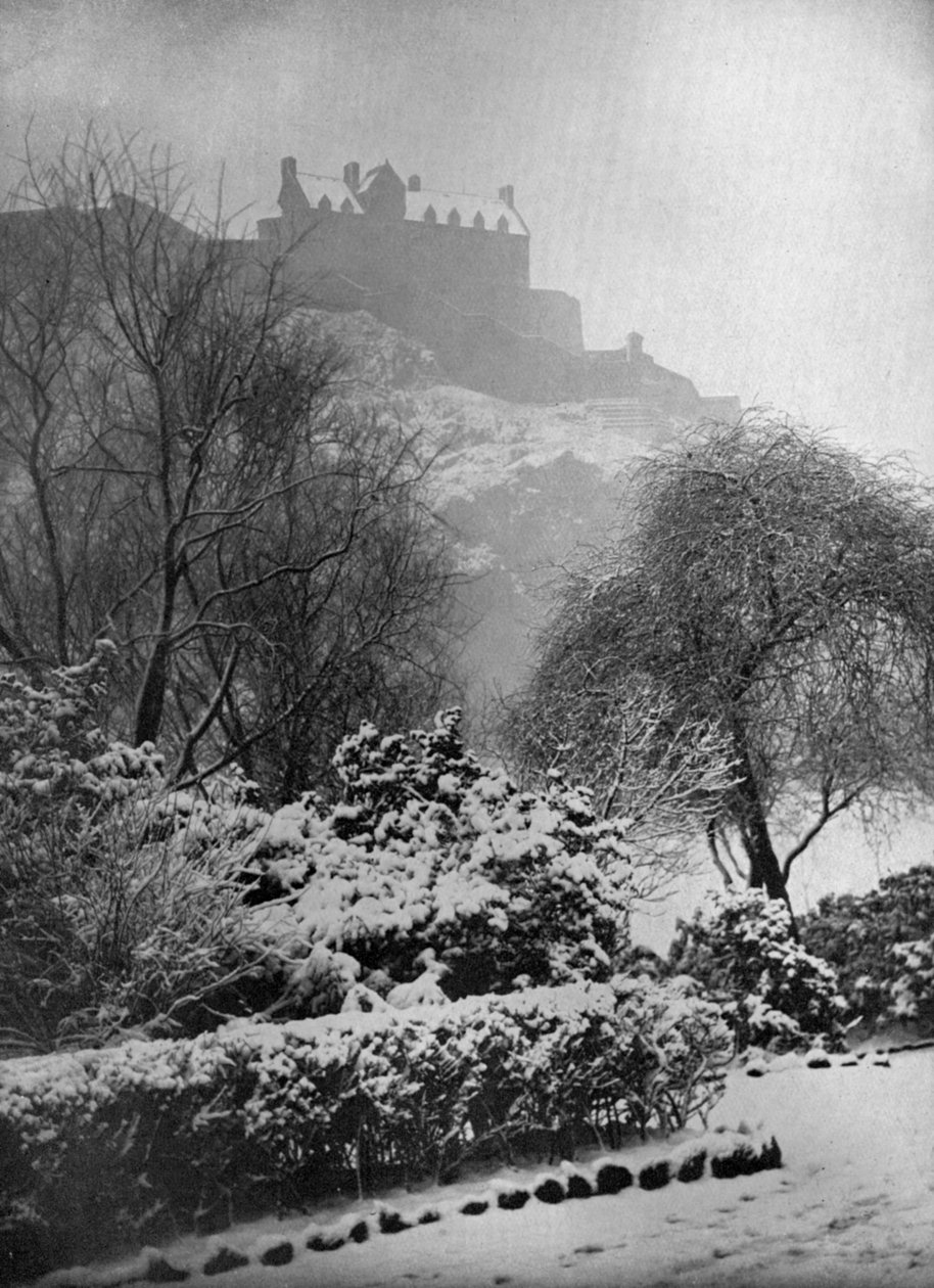 Edinburgh-i kastély a hóban, a Princes Street Gardensből, Skóciából, 1924-1926. alkotó: W. Reid