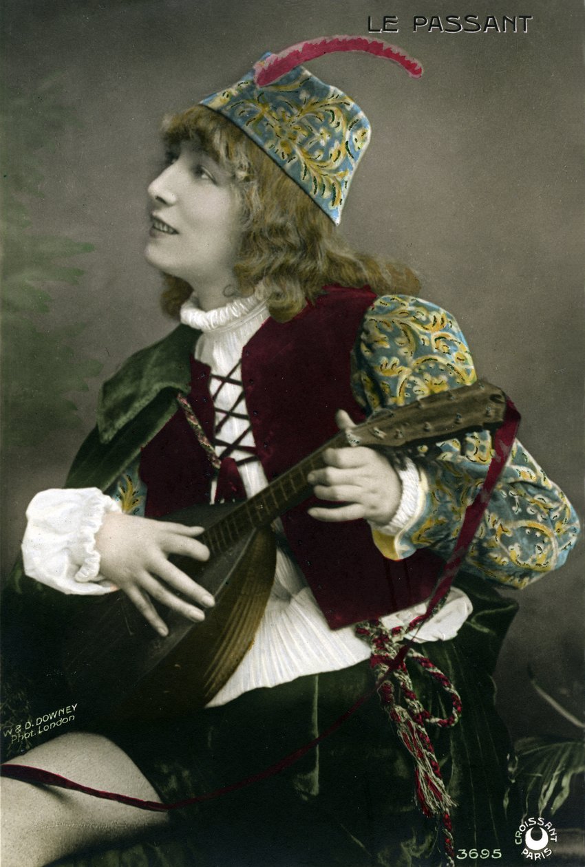 Henriette Rosine Bernard alias Sarah Bernhardt (1844-1923), Zanetto trubadúr szerepében, François Coppée „Le passer” című darabjában lanton játszik. (fénykép) alkotó: W. and D. Downey