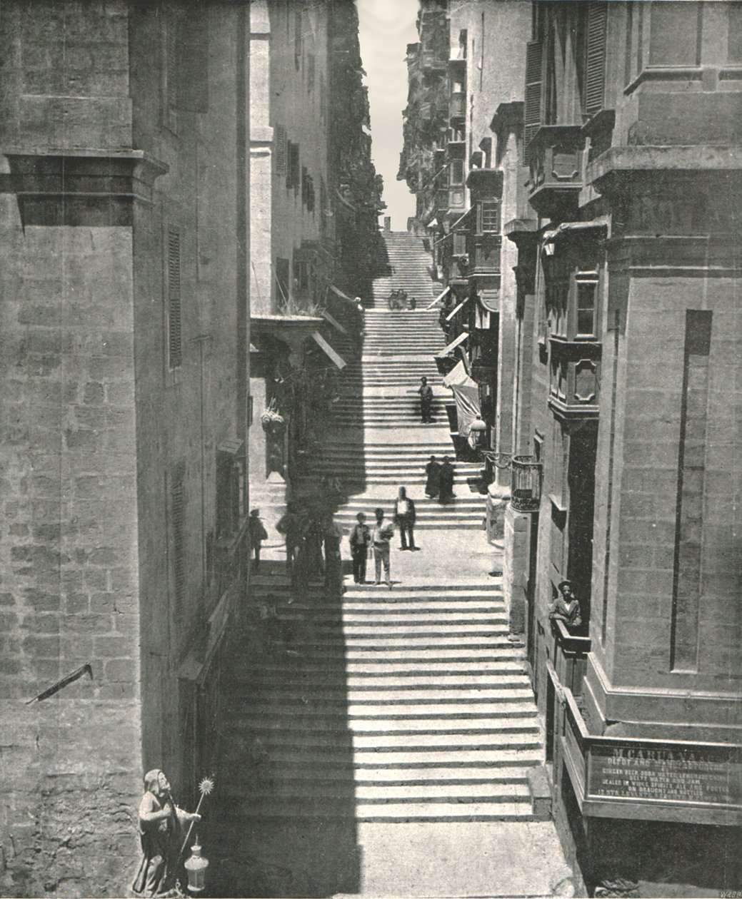 Egy meredek utca Vallettában, Máltán, 1895. alkotó: W and S Ltd