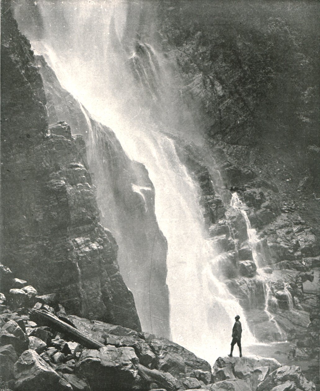 Egy vízesés a hegyi kerületben, Dehra Dun, India, 1895. alkotó: W and S Ltd