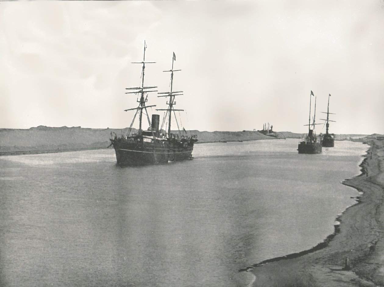 Hajók a Szuezi-csatornán, Kantara, Egyiptom, 1895. alkotó: W and S Ltd