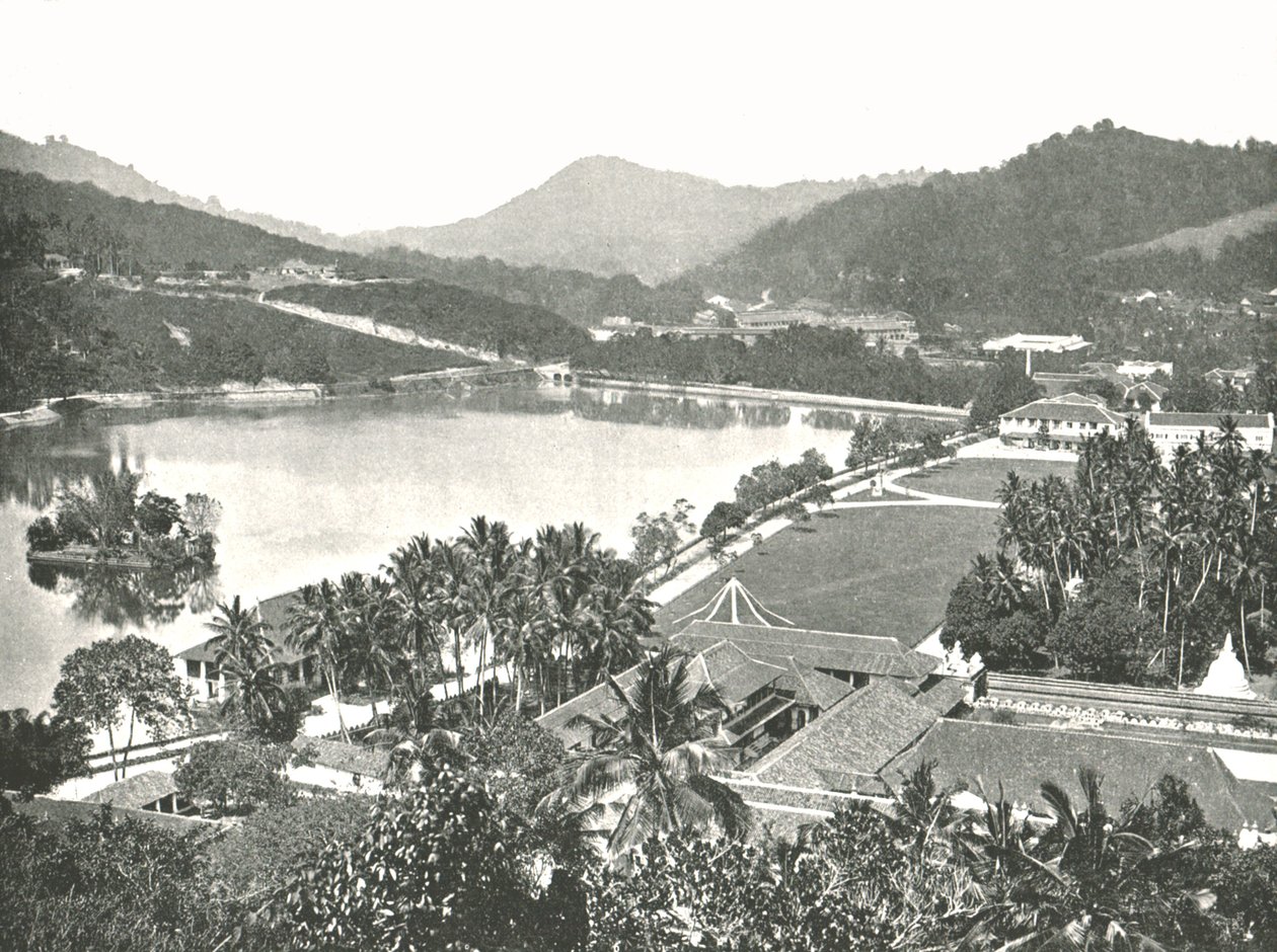 Kilátás a Lady Hortons Walk-ről, Kandy, Ceylon, 1895. alkotó: W and S Ltd