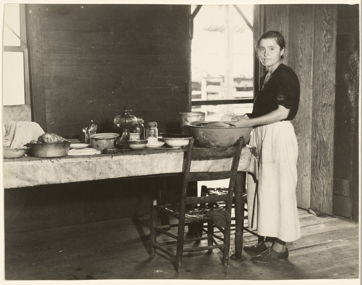 [Elizabeth Tengle a konyhaasztalnál]/[Paralee Ricketts dolgozik a konyhában] alkotó: Walker Evans