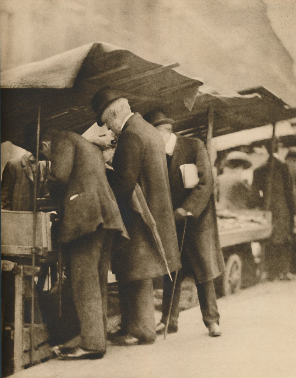 A Farringdon Road Market egyik könyvesstandjánál, 1935. alkotó: Walter Benington