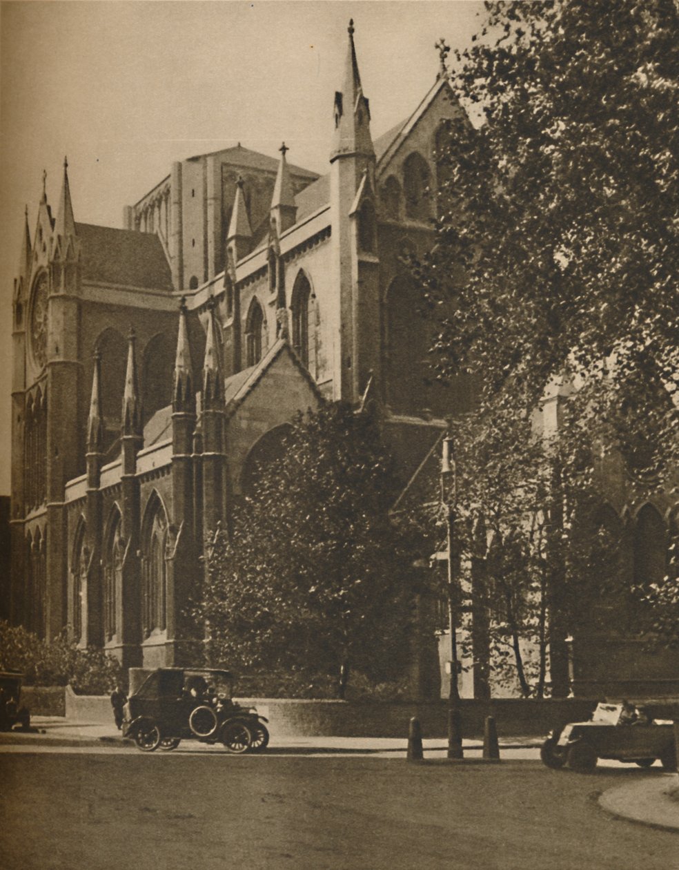 Bloomsbury katedrális: A katolikus apostoli templom a Gordon téren, 1935. alkotó: Walter Benington