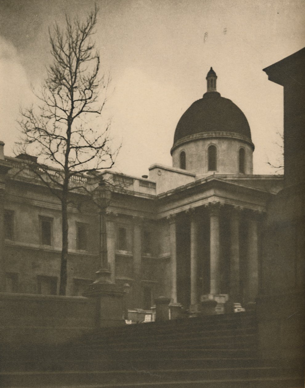A Nemzeti Galéria a Trafalgar Square teraszlépcsőjétől, 1935. alkotó: Walter Benington