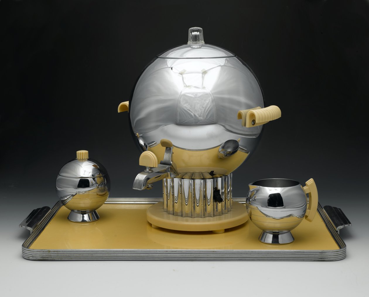 Kávéurna, "Coronet Pattern", típusszám: 90121, gyártó: Chase Brass & Copper Co. Inc. alkotó: Walter von Nessen