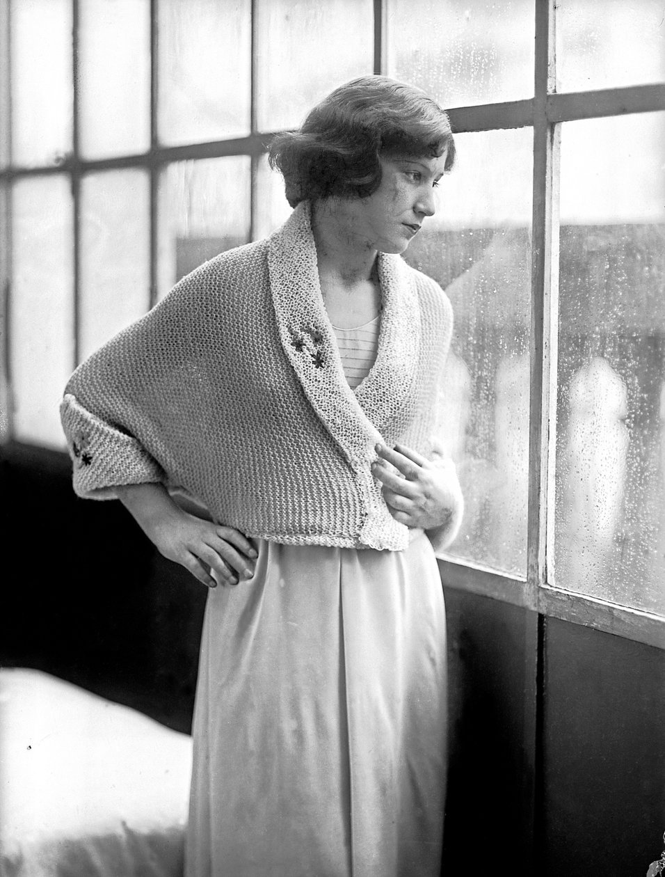 Anita Pittoni által készített ruhát viselő modell, 1940 körül (fekete-fehér fotó) alkotó: Wanda Wulz