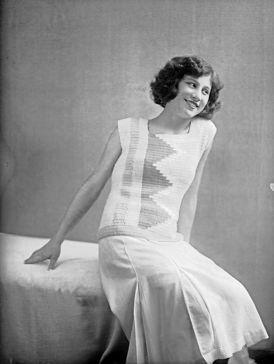 Anita Pittoni által készített ruhát viselő modell, 1940 körül (fekete-fehér fotó) alkotó: Wanda Wulz