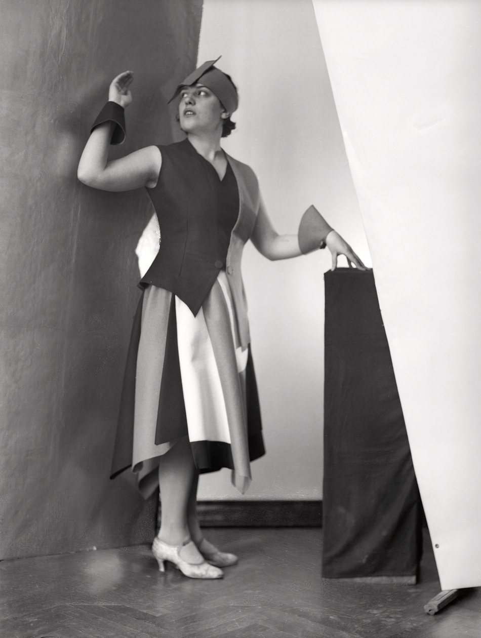 Anita Pittoni portréja Marcello Clarion festőművész által tervezett ruhában, 1930 körül (fekete-fehér fotó) alkotó: Wanda Wulz
