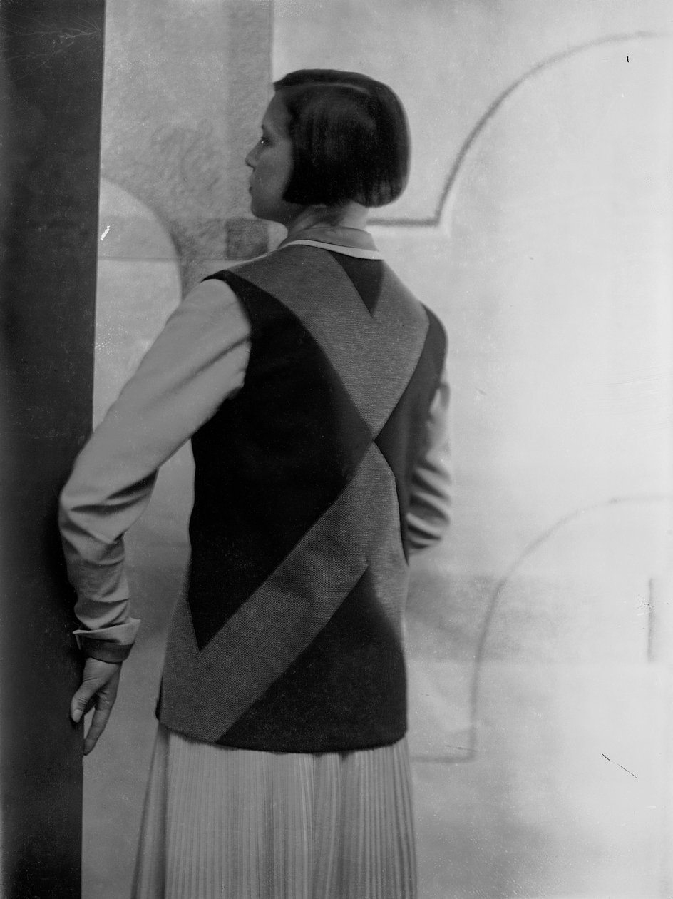 Marion Wulz portréja Anita Pittoni által tervezett ruhában, 1940 körül (fekete-fehér fotó) alkotó: Wanda Wulz
