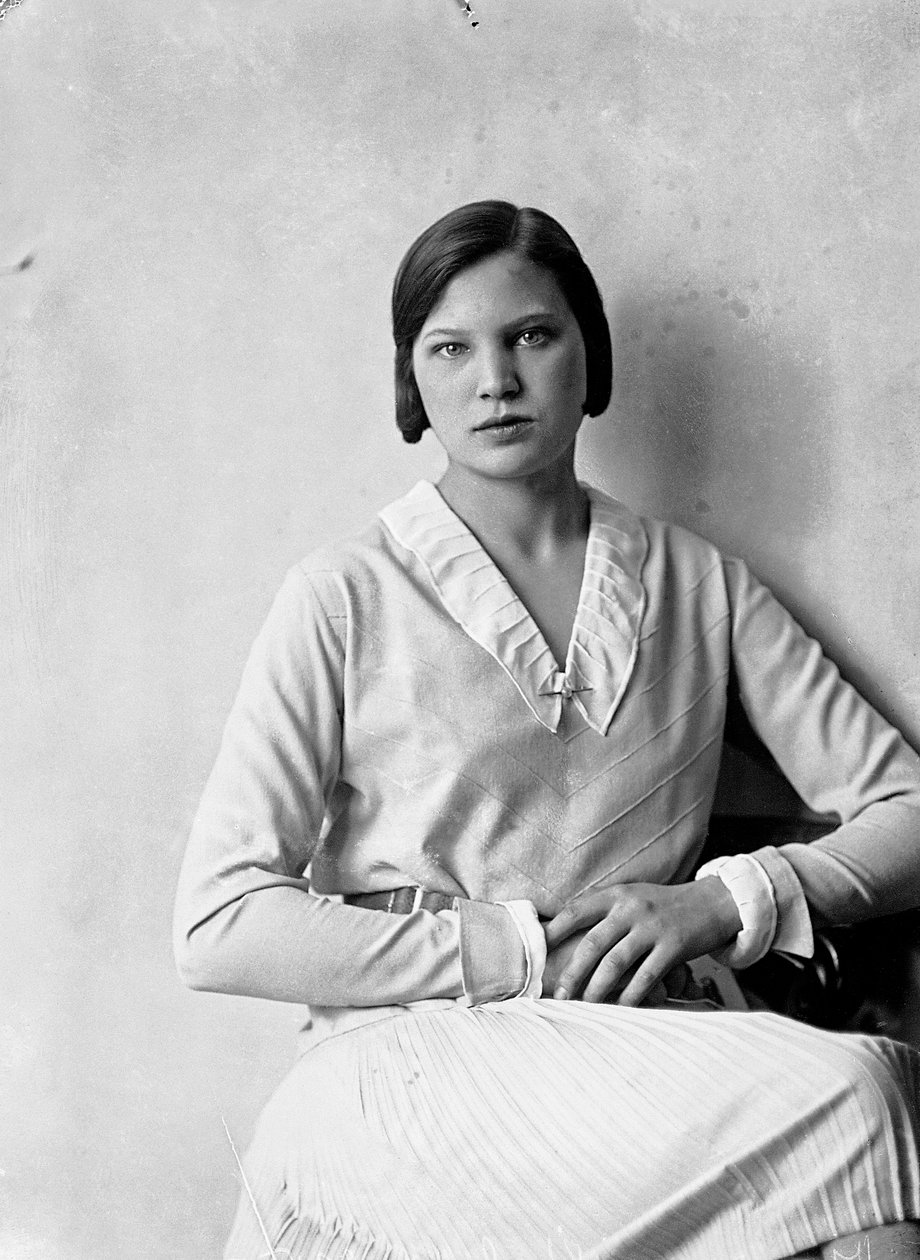Marion Wulz portréja Anita Pittoni által tervezett ruhában, 1940 körül (fekete-fehér fotó) alkotó: Wanda Wulz