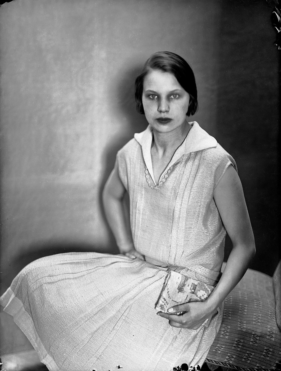 Marion Wulz portréja Anita Pittoni ruhájában, 1930 körül (fekete-fehér fotó) alkotó: Wanda Wulz