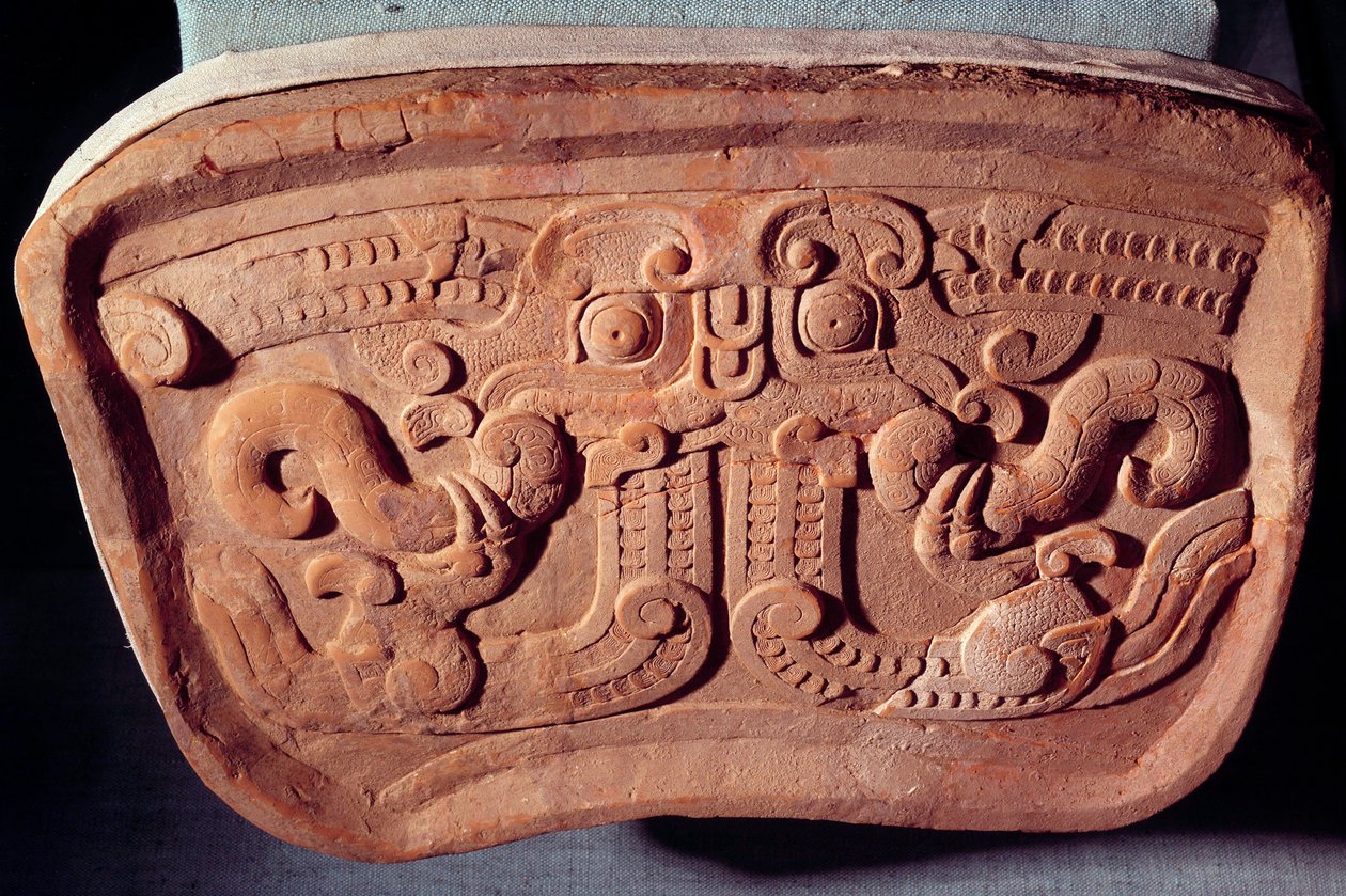 A Taotie maszk eredeti modellje terrakotta színben. Taotie a kínai mitológia 9 sárkányának egyike. A harcos királyságok korszakában (Kr. e. 475-221), Kínában valósult meg alkotó: Warring States period Chinese School