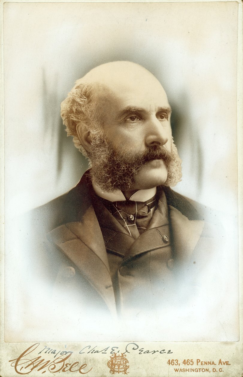 Charles E. Pearce öltönyt, mellényt és nyakkendőt viselő mellszobra alkotó: Washington D.C. C.M. Bell