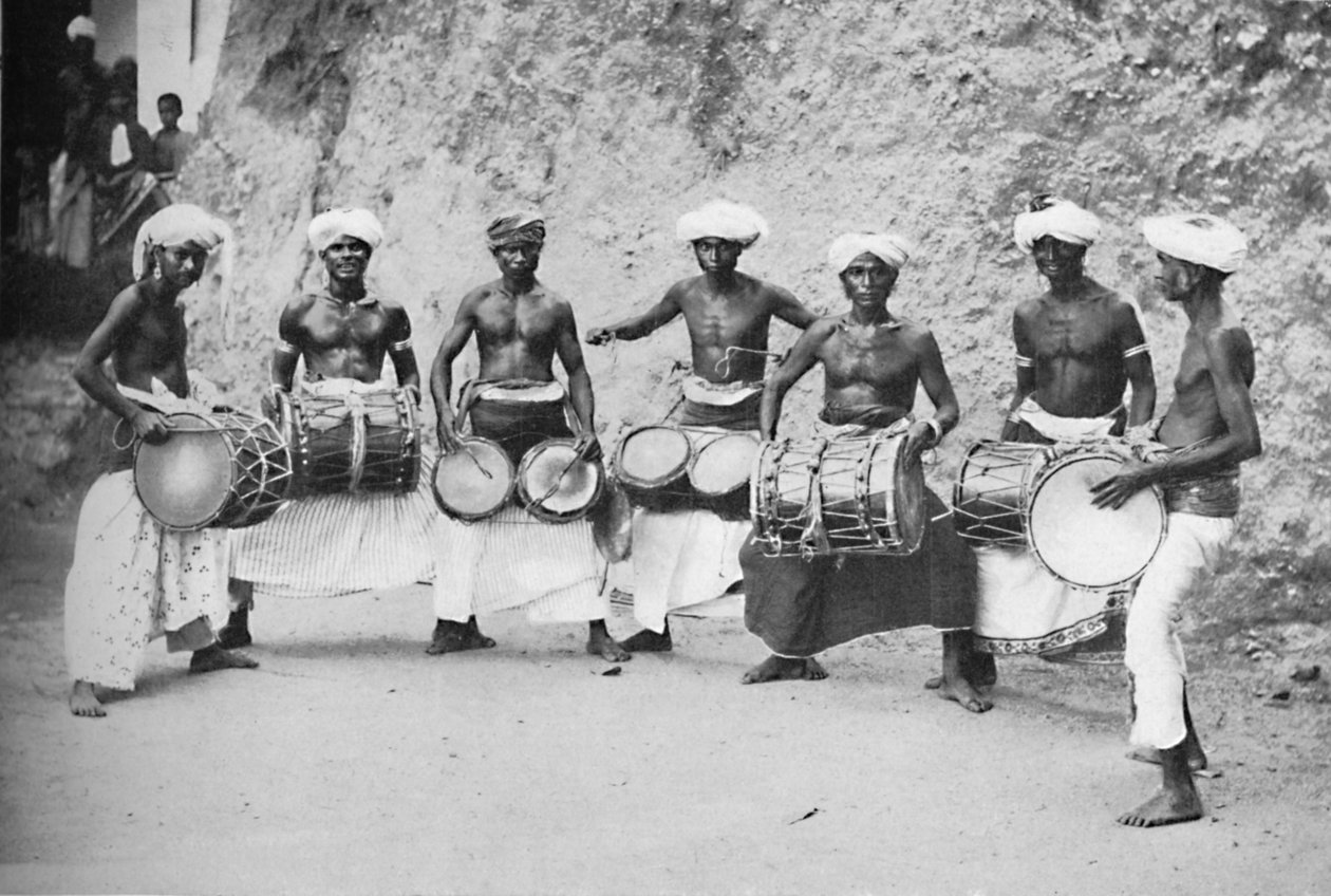 Guida ördögtáncosai dobjaikkal, 1902 alkotó: Watts and Skeen