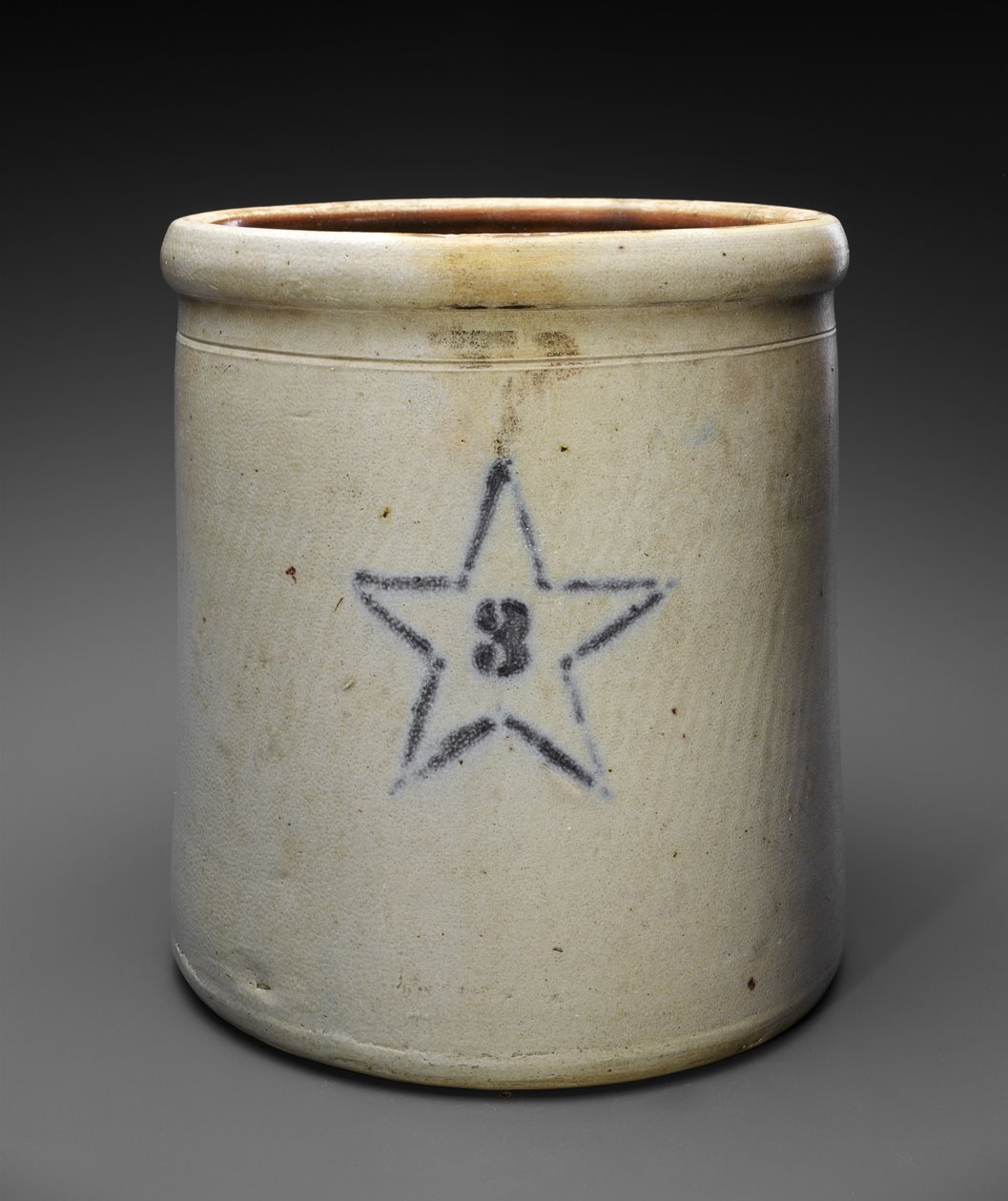 Three Gallon Crock, c. 1909-1915 (brisztolmázas kőedény sablonos kobalttal) alkotó: Weller and Wagner Co. Newton