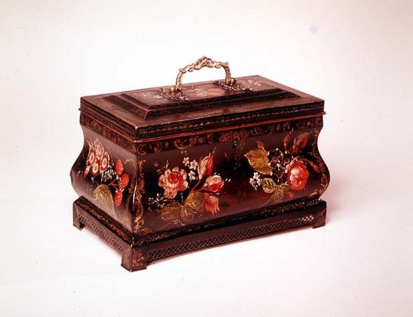 Pontypool tea caddy, 18. század vége (ónedény aranyozott sárgaréz fogantyúval) alkotó: Welsh school