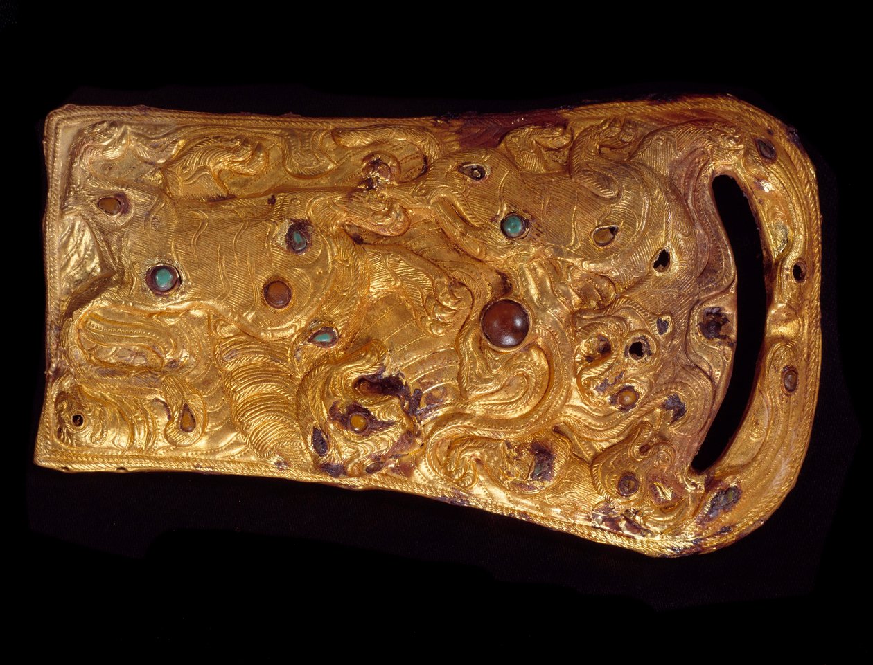 Kínai művészet: drágakövekkel kirakott arany övcsat. Nyugati Han-dinasztia (i. e. 206-25). Párizs, Cernuschi Múzeum alkotó: Western Han Dynasty Chinese School
