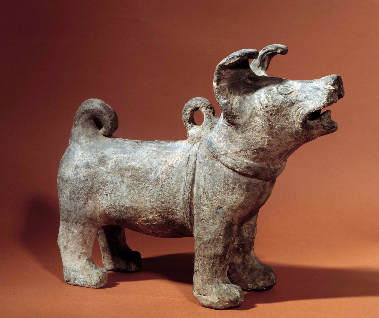Kínai művészet: molossz hevederrel. Terrakotta temetési szobor a Han-korból (i. e. 206-220). Musee Cernuschi, Párizs alkotó: Western Han Dynasty Chinese School
