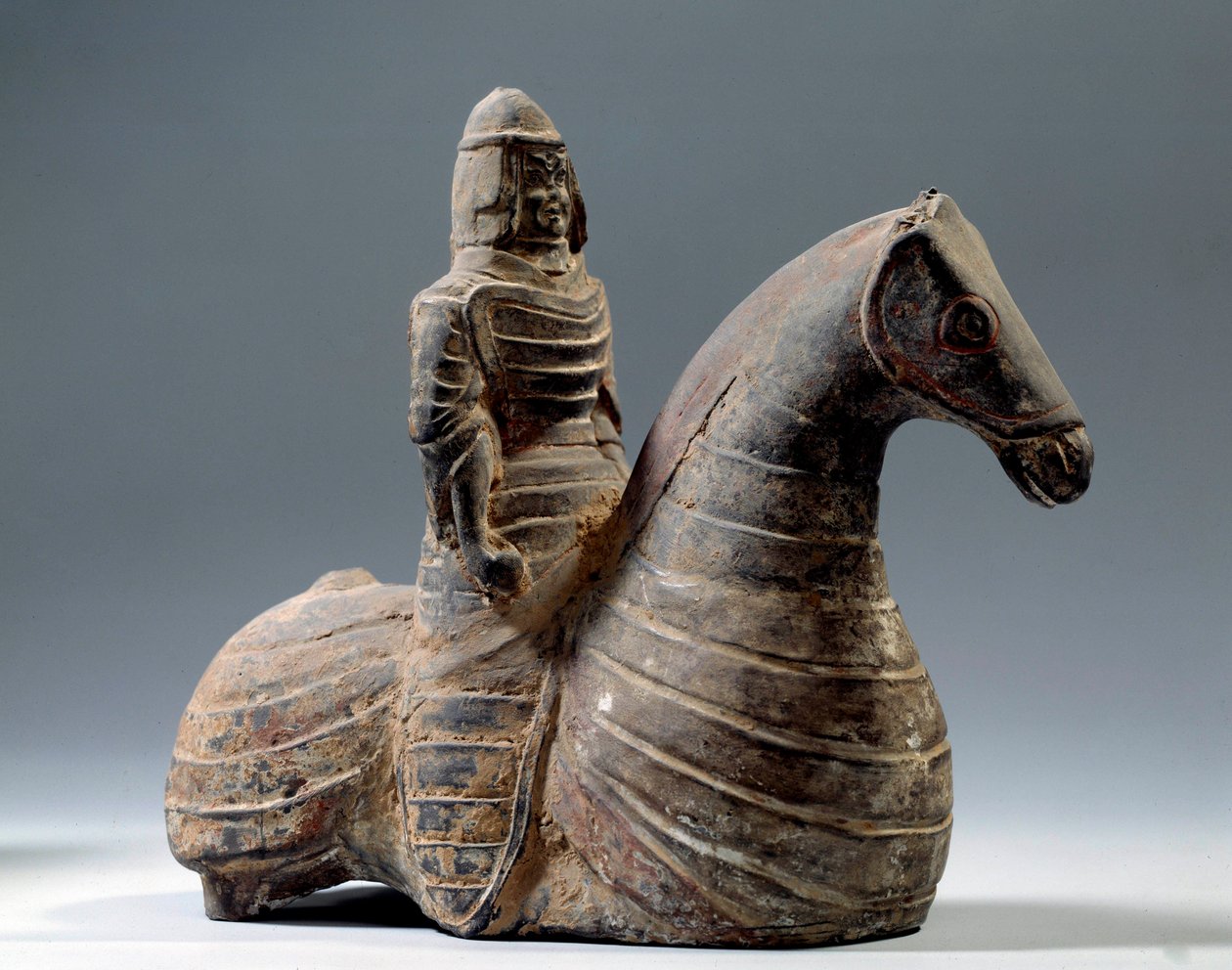 Kínai művészet: páncélos lovas szobra (Kr. e. 206-220), Han-korszak. Párizsi Cernuschi Múzeum alkotó: Western Han Dynasty Chinese School