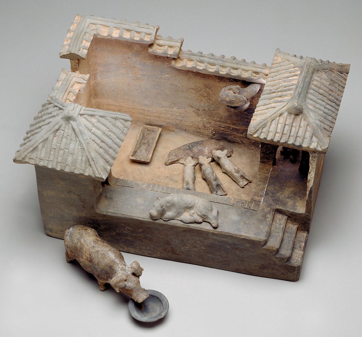 Sertésól temetési modellje (cserépedény) alkotó: Western Han Dynasty Chinese School